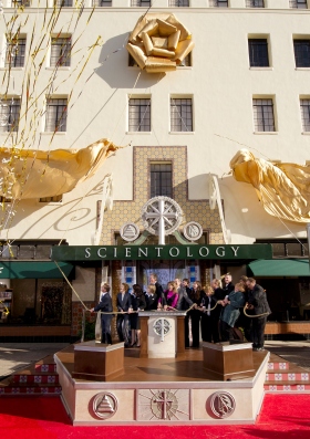A presiedere la cerimonia c’era il sig. David Miscavige, Presidente del Consiglio di Amministrazione del Religious Technology Center e leader ecclesiastico della religione di Scientology.  Si sono uniti a lui sul palco, per il taglio del nastro, i funzionari della Chiesa di Sacramento e alcuni parrocchiani.