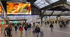 Annunci di Servizio Pubblico della Gioventù per i Diritti Umani nella stazione centrale di Zurigo (Svizzera).