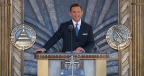 A celebrarla è stato il signor David Miscavige, Presidente del Consiglio di Amministrazione del Religious Technology Center e leader ecclesiastico della religione di Scientology, con la partecipzione di leader civili, funzionari governativi e 6,000 scientologist e ospiti.