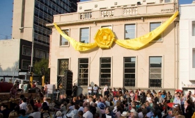 Leader civici e governativi si sono rivolti alla folla di mille persone nel dare il benvenuto al nuovo Centro di Scientology per il Migliorameno della Vita nel distretto Braamfontein di Johannesburg.