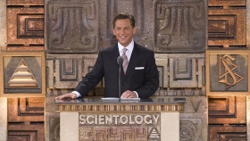 Il sig. David Miscavige, leader ecclesiastico della religione di Scientology e Presidente del Consiglio di Amministrazione del Religious Technology Center ha presieduto la cerimonia, insieme a leader locli e nazionali nell’apertura di questo punto di riferimento culturale.