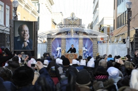 Millecinquecento Scientologist e sostenitori dall’intero Canada e dagli Stati Uniti, hanno gremito la strada al numero 665 rue Saint-Joseph, nel cuore del quartiere Saint-Roch della città vecchia di Québec, per celebrare questa nuova Chiesa.