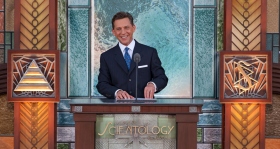 Il sig. David Miscavige, leader ecclesiastico della religione di Scientology e Presidente del Consiglio di Amministrazione del Religious Technology Center, ha presieduto la cerimonia, insieme a leader locli e nazionali nell’apertura di questo punto di riferimento culturale.