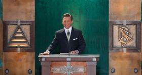 Sig. David Miscavige, leader ecclesiastico della religione di Scientology ed il Presidente del Consiglio di Amministrazione del Religious Technology Center ha dedicato alla nuova Chiesa di Scientology di Washington State.