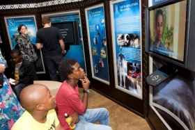 Chi visita il nuovo Centro di Scientology per il Miglioramento della Vita, fa i tour auto-guidati dei display multimediali, che illustrano le credenze e le pratiche di Scientology, la vita e l’eredità del Fondatore L. Ron Hubbard, e i programmi di miglioramento umanitario e sociale della Chiesa.