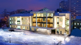 La Chiesa di Scientology di Mosca
La nuova sede della Chiesa di Scientology di Mosca si trova all’interno del perimetro di giardini della città, a circa un chilometro e mezzo dalla Piazza Rossa. Questo nuovo edificio è la principale Chiesa di Scientology nella federazione Russa.