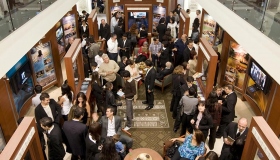 Nel nuovo Centro di Informazioni al Pubblico dell’Organizzazione Ideale, migliaia di persone vengono a conoscenza delle credenze e delle pratiche della religione di Scientology, della vita del fondatore L. Ron Hubbard, e dei numerosi programmi di il miglioramento sociale e sponsorizzati da Scientology nell’ambito della società.