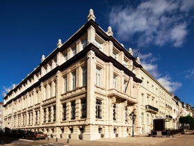 Quest’edificio storico degli inizi del 20° secolo a Boulevard de Waterloo 100-103, nel cuore di Bruxelles, servirà alle necessità spirituali del popolo di questa comunità e a quelle di tutta Europa.
