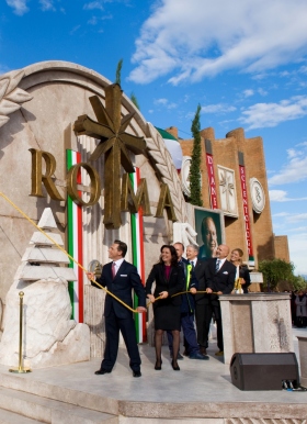 Il signor David Miscavige ha tagliato il nastro per inaugurare la nuova Chiesa di Scientology di Roma, insieme al direttore esecutivo della Chiesa e a dignitari, dando il via alla più grande espansione in 30 anni di Scientology in Italia.