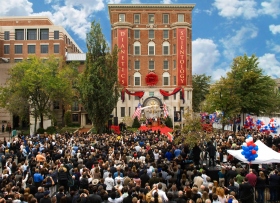Il 31 ottobre 2009, 3.000 Scientologist ed ospiti hanno partecipato all’inaugurazione della nuova Chiesa Fondatrice di Scientology. L’edificio è stato completamente restaurato, dal momento che è uno dei principali siti storici di Washington.