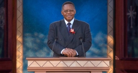 “Penso che sia più che appropriato ringraziare la Chiesa di Scientology, in particolare il Comitato dei Cittadini per i Diritti Umani, per aver fatto luce sulle pratiche orrende del sistema dell’apartheid nel trattamento mentale delle persone” ha detto il dottor Ben Ngubane, Ministro delle Arti, della Cultura, della Scienza e della Tecnologia.