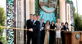 Il signor Miscavige ha condotto la cerimonia del taglio del nastro, insieme a dirigenti della Chiesa e ospiti speciali, per aprire ufficialmente le porte della Chiesa di Scientology e Celebrity Centre di Nashville.