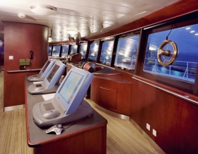 Il ponte completamente digitale della Freewinds, con il sistema radar all’avanguardia Kelvin Hughes, e finestre panoramiche, che permettono una visione a 360 gradi.