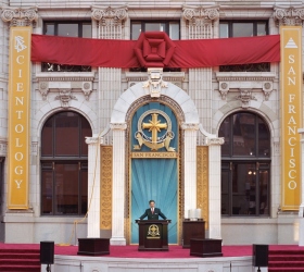 Il sig. Miscavige ha inaugurato l’interamente restaurato storico edificio  della Transamerica, nel cuore del centro di San Francisco, a una nuova era di attività spirituale.