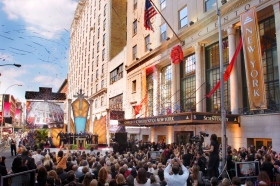Subito dopo il taglio del nastro della Chiesa di Scientology di New York, gli ospiti hanno varcato per la prima volta la soglia della nuova Chiesa della Grande Mela.