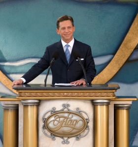“L’essenza è la stessa degli ultimi ottanta anni: il Fort Harrison è, e rimarrà per sempre, un punto di riferimento ed una casa per tutti gli abitanti di Clearwater”, ha detto il signor David Miscavige, leader ecclesiastico della religione di Scientology, prima di tagliare il nastro per celebrare la restaurazione dell’edificio.