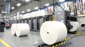 La macchina da stampa da 121 tonnellate utilizza rotoli di carta lunghi 10 km e mezzo, e può stampare 55.000 pagine all’ora, in più di una dozzina di lingue.